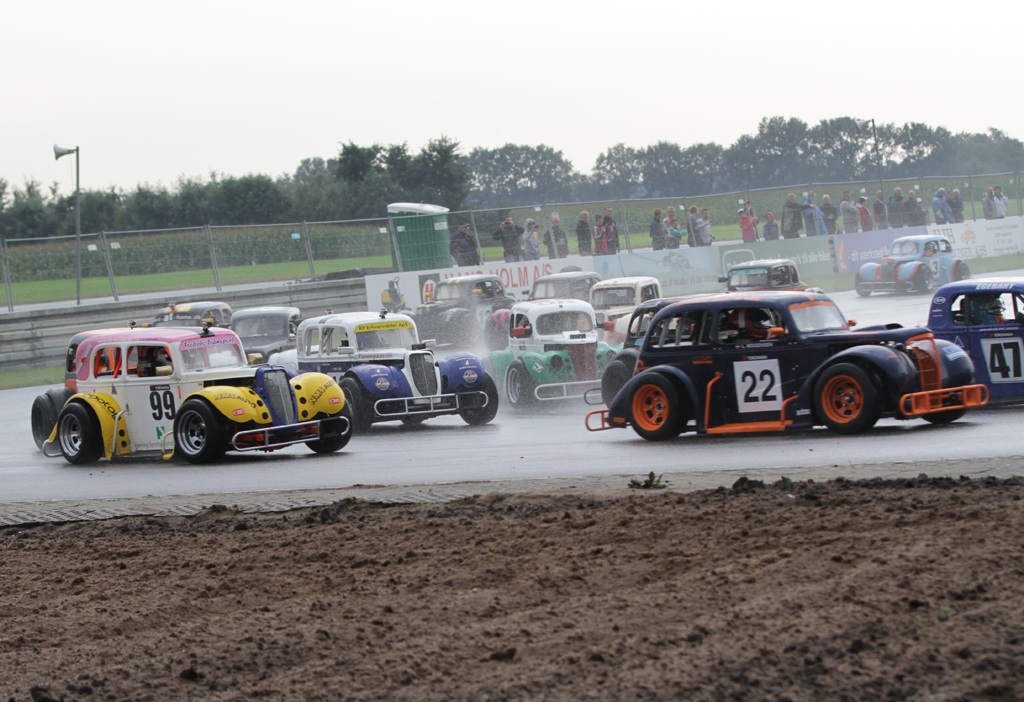 En kamp om at komme frem i det våde vejr.
(Foto: Motorsporten.dk)